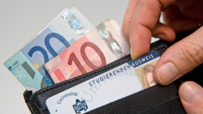 Symbolbild: Andrea Warnecke/dpa
Der Berufsstart bringt einige Änderungen mit sich. Vorteile, die beispielsweise für Studenten gelten, sind dann hinfällig.