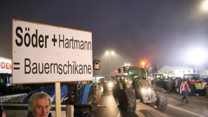 Bild: Benjamin Liss
Bauern mit ihren Traktoren versammeln sich zu einer Demonstration, um während der CSU-Klausur in Seeon gegen die Agrarpolitik zu protestieren.