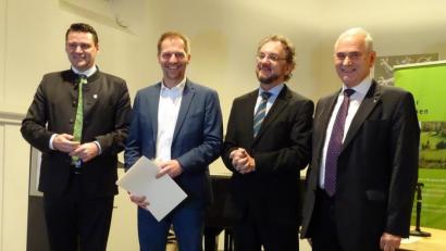 Bild: hou
Der Sportschütze Ferdinand Stipberger (2. v. l.) und der bundesweit bekannte Journalist Heribert Prantl (2. v. r.) sind zu Botschaftern für den Landkreis Schwandorf ernannt worden. Landrat Thomas Ebeling (links) und der Vorsitzende des Vereins "Partner für den Landkreis", Alois Hagl (rechts), überreichten die dazu notwendigen Unterlagen.