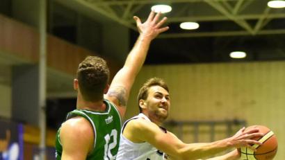 Bild: Alfred Schwarzmeier
Tobias Merkl (am Ball) wurde zuletzt – wie weitere vier nicht einsatzfähige Aufbau- und Flügelspieler der DJK – schmerzlich vermisst. Der erfahrene Guard ist nach auskurierter Grippe aber wieder an Bord.