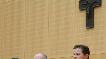 Bild: Gabi Schönberger
Die 1. Strafkammer unter Vorsitz von Landgerichtspräsident Gerhard Heindl (Mitte) mit den Richtern Dr. Franziska Stegmair und Matthias Bauer ordnete die Unterbringung des Angeklagten in der forensischen Psychiatrie an.