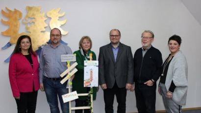 Bild: Landratsamt Tirschenreuth/exb
Eine „ausbaufähige Karriereleiter“ überreichten Hildegard Schroll (Dritte von links) und Andreas Wöhrl (Zweiter von links) im Namen aller Seniorenbeauftragten an Wolfgang Fenzl (Dritter von rechts). Mit im Bild Regierungsdirektorin Regina Kestel (links), Kreisseniorenbeauftragter Ludwig Spreitzer (Zweiter von rechts) und Anja Dubrowski, Seniorenfachstelle (rechts).