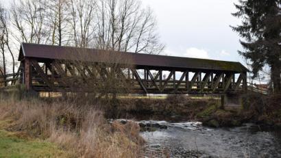 Bild: bnr
Der Holzsteg über die Pfreimd wird in den nächsten Jahren erneuert. Über die genaue Ausführung konnten sich die Räte nicht einigen.