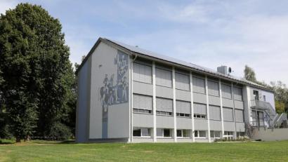 Bild: akp
Das Haus der Vereine erhält einen befestigten Außenbereich, denn Parkplätze sind bei größeren Veranstaltungen Mangelware.