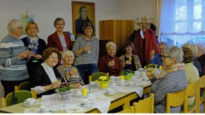 Bild: twi
Die Junggebliebenen stoßen mit den Organisatorinnen Gertraud Heidner (links), Monika Schmidt (stehend, Dritte von links) und Barbara Wilke (stehend Vierte von links) aufs neue Jahr an.