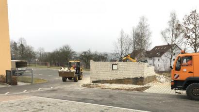 Bild: kne
Neben dem DomCom entstehen Parkplätze und Grünanlagen.