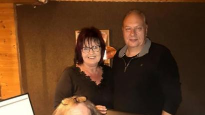 Bild: obe
Das Duo Karola und Manfred (hinten) mit seinem Produzenten Walter Wörle.