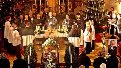 Bild: R. Kreuzer
Der Sarg des Verstorbenen ist in der Kirche aufgebahrt.