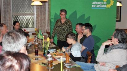 Bild: stg
Heidrun Schelzke-Deubzer (stehend) will Kemnather Bürgermeisterin werden – und im neuen Stadtrat sollen fünf Grüne sitzen.
