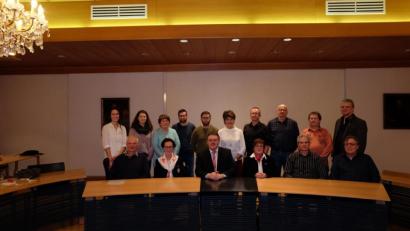 Bild: Stefanie Gradl
Dank gilt den oftmaligen Blutspendern aus dem Bereich Vilseck (vorn, von links): Karl Trummer, Blutspendedienstleiterin Brigitte Ringelstetter, Bürgermeister Hans-Martin Schertl, stellvertretende BRK-Kreisgeschäftsführerin Sabine Bogner, Wolfgang Prechtl und Franz Spalt; hinten (von links): Barbara Englhardt, Sabine Gradl, Hildegard Irlbacher, Stefan Stubenvoll, Markus Härtl, Gerlinde Schertl, Christian Sebralla, Franz Spalt, Alfred Forster und Franz-Josef Einhäupl.