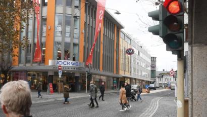 Bild: Gabi Schönberger
Für eine „Dunkelampel“, die nur bei Bedarf anspringt, leuchten die Lichtzeichen am Issy-les-Moulineaux-Platz doch relativ häufig auf. Nach Meinung der Bürgerliste ein Zeichen dafür, dass Unsicherheit grassiert.