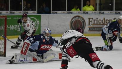 Bild: gb
Die Blue Devils besiegten am Freitag die Starbulls Rosenheim verdient mit 5:2. Hier klärt der starke Weidener Keeper Daniel Filimonow gegen den frei vor ihm auftauchenden Joshua Mitchell.