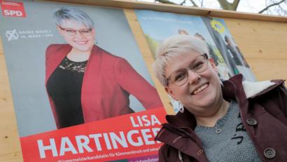 Bild: Wolfgang Steinbacher
Der 24-jährigen Sozialversicherungsangestellten liegt es, Menschen zu helfen: Daher möchte Lisa Hartinger Bürgermeisterin von Kümmersbruck werden.