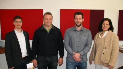Bild: fpoz
Bei einer kleinen Feier hießen Bürgermeisterin Friederike Sonnemann (rechts) und Christoph Haberkorn (links) Ralph Striegl (Zweiter von links) und Werner Rüth (Zweiter von rechts) im Rathaus willkommen.