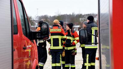 Bild: Petra Hartl
Es brennt, aber keiner kommt und löscht die Flammen. Gäbe es keine freiwilligen Feuerwehren mehr, die Folgen wären fatal. Aber auch der Wegfall von Sportvereinen, Musikgruppen oder Pfadfindern hätte Auswirkungen auf das Zusammenleben. Was macht das mit einem Ort, wenn sich keiner mehr ehrenamtlich engagieren will?