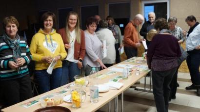 Bild: weu
Referentin Cornelia Strigl (Dritte von links) lud die Gäste zu Bewegung und zu Verkostung ein, was gerne angenommen wurde.