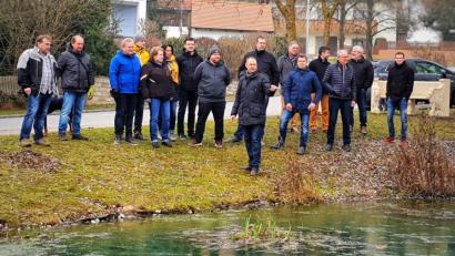 Bild: wec
Die Kandidaten der CSU-Liste mit Bürgermeisterkandidat Erich Meidinger (vorne Mitte) beim Besichtigungstermin am Ortsweiher in Pittersberg.