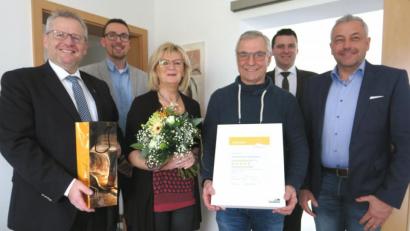 Bild: Hirsch
Blumen, Geschenke und eine Urkunde bekamen Monika Schlegel und Georg Liebl (Mitte) von OB Andreas Feller, Johannes Lohrer vom städtischen Tourismusbüro, Landrat Thomas Ebeling und Joachim Häring vom Zweckverband Oberpfälzer Seenland (von links).