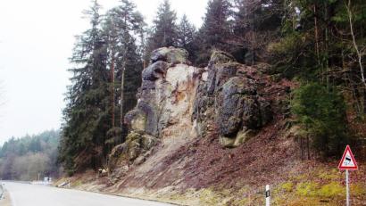 Bild: jp
Das marode Gestein am sogenannten Zigeuner- oder schwarzen Felsen bei St. Lampert wurde 2016 mit zwei Sprengungen beseitigt. Auch jetzt wird an der B299 und an der Staatsstraße 2235 bei Kastl und Pfaffenhofen wieder gearbeitet: Möglichen Felsstürzen soll vorgebeugt werden.