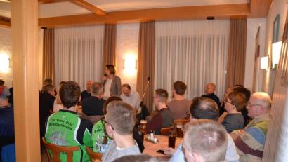 Bild: gi
Landtagsabgeordnete Annette Karl (stehend) stimmt ein Loblied auf das Ehrenamt an.