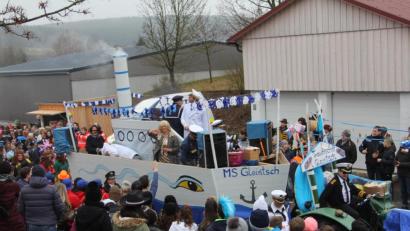 Bild: frd
Im vergangenen Jahr stachen die Faschingsfans mit der "MS Gleiritsch" in See. Mit über 30 Anmeldungen stößt der Faschingszug in der kleinen Gemeinde heuer an seine Grenzen.