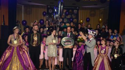 Bild: bey
Präsidentin Eva Frischholz und Vorsitzender Benjamin Bonczyk überreichen Gründungspräsidenten Christian Witt, begleitet von Ehefrau Karolin, ein Erinnerungsgeschenk.