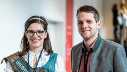 Bild: Landratsamt Tirschenreuth/exb
Teichnixe Sophia und Fabian Polster auf der Konferenz.
