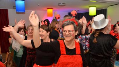 Bild: dob
Frauenbundvorsitzende Katrin Poschenrieder macht den Saal mit ihren Vorstandsmitgliedern als flotter Käfer unsicher. Stimmung ist Trumpf.