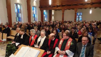 Bild: br
Zahlreiche Gläubige besuchten den Festgottesdienst zur Wiedereröffnung der evangelisch-lutherischen Christuskirche. Groß war dir Freude darüber auch bei Regionalbischof Oberkirchenrat Klaus Stiegler, Ortspfarrer Hannes Kühn, den Pfarrern Dirk Grafe, Klaus Rettig, Matthias Öffner und Sven Grillmeier sowie Zweitem Bürgermeister Rudi Heier (vorne von links).