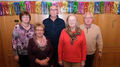 Bild: usc
Sie sind die besten Rommé-Spieler (von links): Maria Frohmann, Margot Landgraf (Rommé-Sprecherin), Thomas Hach (Pokalsieger Rommé), Gabriele Wiesneth und Bruno Frohmann (Clubmeister Rommé).