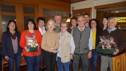 Bild: mmj
Georg Schmid (Fünfter von rechts mit Gattin Marianne) nahm Glückwünsche von (vorne, von links) Marianne Hanamann (Pfarrei), Bürgermeisterin Birgit Höcherl und Christine Plößl (Rhaner-Brauerei) sowie Andreas Ebnet (rechts, Pascherverein) entgegen. Auch Kinder und Enkel gratulierten zum 80. Geburtstag.