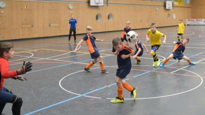 Bild: ref
In Deckung, der Ball kommt: Die Jungs der DJK Ensdorf in Abwehrhaltung gegen den ASV Burglengenfeld (gelbe Trikots), den späteren Turniersieger.