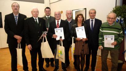 Bild: Hirsch
Hans Sturm, Ludwig Gruber, Hans Zimmermann, Margret Käsbauer und Anton Fleissner (vorne von links) wurden für ihre über 40-jährige Funktionärstätigkeit geehrt. Mit im Bild Landrat Thomas Ebeling, OSB-Präsident Franz Brunner und BLSV-Ehrenpräsident Günther Lommer (zweite Reihe von links).