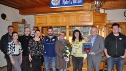 Bild: ak
Bürgermeister Günter Kopp (Zweiter von rechts), SV-Vorsitzender Wolfgang Groß und Edith Weiß gratulierten Mariana Dietrich (Fünfter bis Siebte von links) und ihrer Familie zur Übernahme der Sportheimgaststätte.