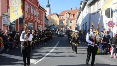 Archivbild: sne
Beim Faschingszug 2019 zog ein langer Gaudiwurm durch den Ort. Heuer machen die Narren am 16. Februar die Pressather Straßen unsicher.