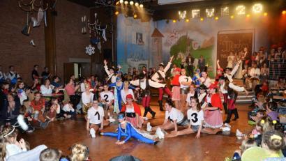 Bild: fjo
In großer Zahl nimmt die Jugendgarde jung und alt beim Kinderball mit auf eine extravagante Geschichte aus einem bunten Märchen- und Sagenmix.