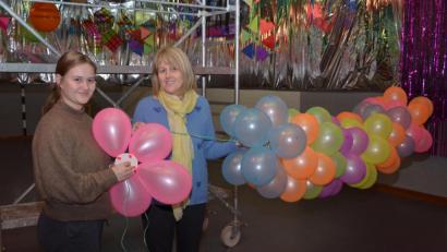 Bild: Paula Gäbelein
Karin Merkel gemeinsam mit Tochter Caterina beim Basteln einer bunten Luftballon Girlande für die Faschingsdekoration.