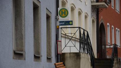 Bild: fla
Die Haltestellen der Rufbuslinie wurden alle mit einem Zusatzschild ausgestattet und so kenntlich gemacht. Im Gemeindebereich findet man an fast allen regulären Haltestellen die neuen "Baxi-Schilder".