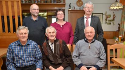 Bild: dob
Die Landwirte Karl Woppmann aus Lerau, Konrad Gmeiner aus Oberbernrieth und Herbert Bäumler aus Obertresenfeld (vorne, von links nach rechts) haben große Verdienste um die Erzeugergenossenschaft "Qualitätskartoffel Waldau" erworben und wurden bereits vor Jahren von Vorsitzendem Roman Rupprecht (hinten, rechts) zu Ehrenmitgliedern ernannt. Am Jubiläum erhielten sie von Rupprecht, Geschäftsführerin Elke Kick und Aufsichtsratsvorsitzendem Norbert Gmeiner aus Woppenrieth bei Waldthurn (hinten. links) Präsente.