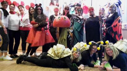 Bild: mng
Allerlei Getier belagert die Tanzfläche beim Pressather Weiberfasching. Da fällt es der Jury nicht leicht, eine Wertung vorzunehmen. Platz drei geht schließlich an die "Mäuse", denen die "Schnecken" als Zweite folgen. Sieger wird die originell kostümierte Raupe, aus der dann die Schmetterlinge schlüpfen.