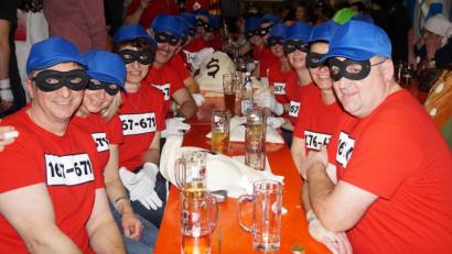 Bild: weu
Jede Menge bunter Kostüme und fantasievolle Verkleidungen gab es beim Sportlerball zu sehen. Den ersten Platz bei der Maskenprämierung erreichten diese „Panzerknacker“.