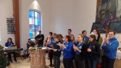 Bild: br
Mit Gesangsbeiträgen gestaltete der Chor des Christlichen Vereins Junger Menschen (CVJM) den Festgottesdienst zur Wiedereinweihung der Christuskirche eindrucksvoll mit.
