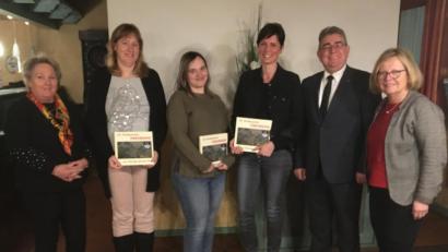 Bild: nbu
Bürgermeister Norbert Bücherl dankt den ehrenamtlich tätigen Elternbeiräten der Grundschule und des Kindergartens sowie stellvertretend deren Leitungspersonen für die harmonische Zusammenarbeit und verabschiedet die ausgeschiedenen Elternvertreterinnen (von links): Rektorin Ulrike Frank, Martina Popp, Regina Wallace, Anja Pröm, Bürgermeister Norbert Bücherl und stellvertretende Schulleiterin Helga Prechtl.