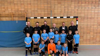 Bild: exb
Die F3 Junioren der gastgebenden Spielgemeinschaft Diendorf/Nabburg/Altfalter (vorne) beim Mannschaftsbild zusammen mit den drei Jugendleitern (hinten von links) Andreas Eckl, Uli Süßmann, Hans Prey (ganz rechts), sowie den drei Schirmherren Stefan Bergmann, Bernd Hoffmann und Hans Georg Dobler.