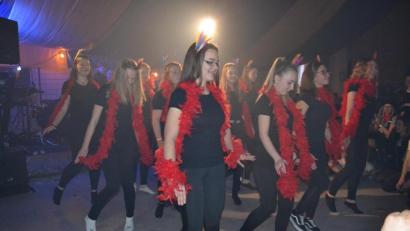 Bild: gi
Die Fußballer-Mädels gehen beim Moosbacher Sportlerball bei einem Charleston-Tanz auf Zeitreise.