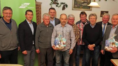 Bild: Dobmeier
Die Deutsche Zoll- und Finanzgewerkschaft Ortsverein Weiden ehrt langjährige Mitglieder im Postkeller . Neuer Vorsitzender ist Martin Gallersdörfer (Zweiter von links).