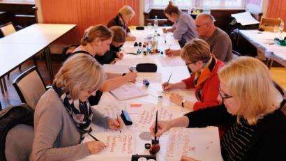 Bild: do
Die Kurse für kreatives Gestalten werden in der Volkshochschule Eschenbach gerne nachgefragt. Acht Hobbykünstlern bietet sich die Gelegenheit, im Kloster Speinshart unter Anleitung der anerkannten Schriftkünstlerin Andrea Wunderlich (vorne, rechts) die Schönschrift zu üben und Abstraktes aufs Bütten- oder Aquarellpapier zu zaubern.