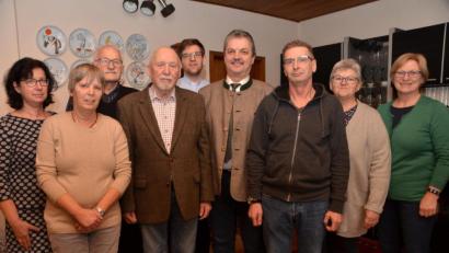 Bild: dob
Vizelandrat und langjähriger stellvertretender Bürgermeister der Pfalzgrafenstadt, Horst Frötschl (Vierter von links), beging am Samstag seinen 85. Geburtstag. Bürgermeister Andreas Wutzlhofer (Vierter von rechts) gehörte genauso zu den Gratulanten wie Vereinsvertreter. Tochter Sabine (Zweite von links), Sohn Stefan (Dritter von rechts) und Schwiegertochter Christine (links) bewirteten die Gäste, bevor am Abend die kleine familiäre Feier folgte, zu der auch Tochter Birgit dazu stieß.