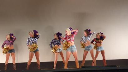 Bild: Würth, Wolfgang
Die Cheerleader der Baltimore Ravens treten auf der Super-Bowl-Party der US-Army in Grafenwöhr auf.