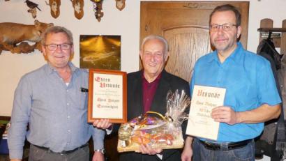 Vorsitzender Richard Sperber (links) und sein Vize Armin Kraus (rechts) mit dem neuen Ehrenmitglied der Aquarienfreunde, Horst Reitzner.